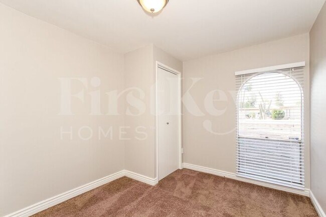 Building Photo - 5627 W Sunnyslope Ln
