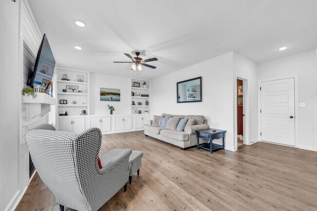 Building Photo - Pet Friendly Three Bedroom!