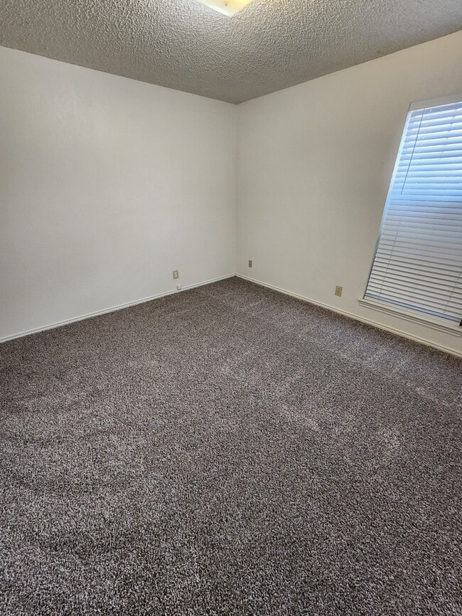 Building Photo - 3 bed 2 bath duplex