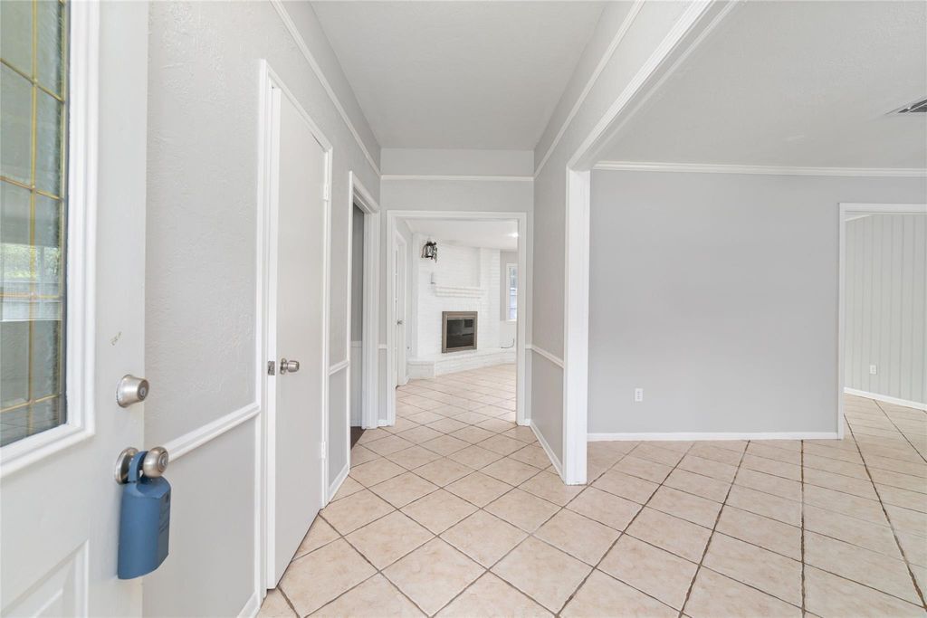 Building Photo - 25602 Oakhurst Dr