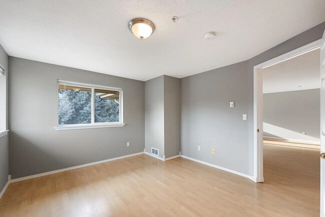 Building Photo - $1,600 - 1 Bed / 1 Bath Gorgeous Condo Unit in University District