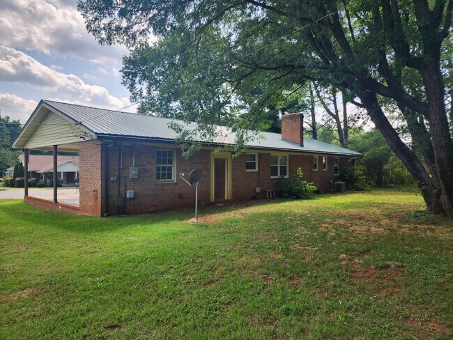 Building Photo - 1020 N Center St