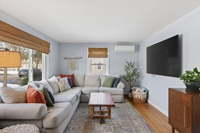 Building Photo - 3BR Cape Available 2/1