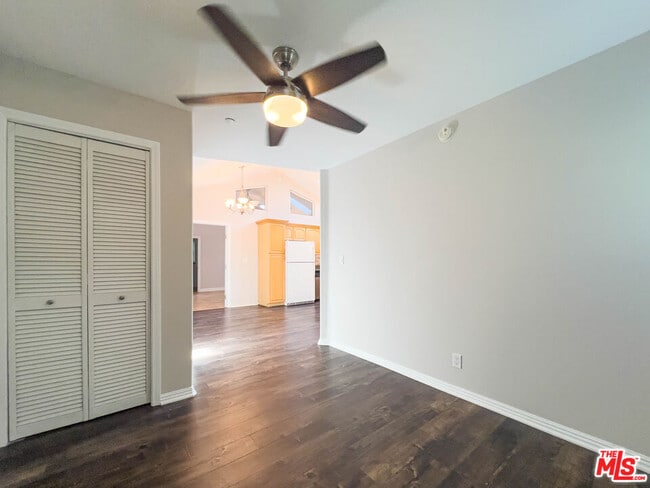 Building Photo - 15426 Camarillo St