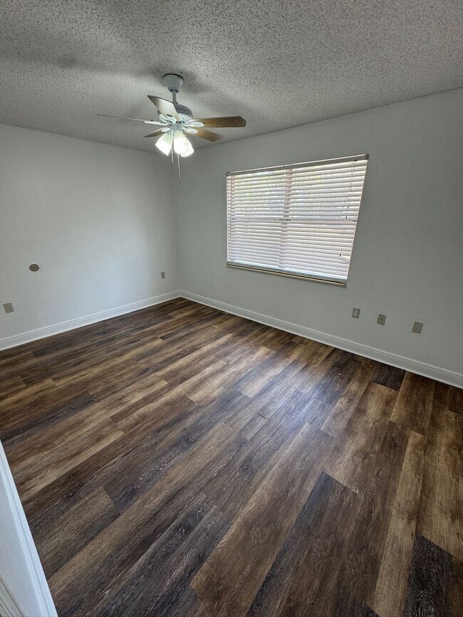 Building Photo - 1191 Bentley Rd