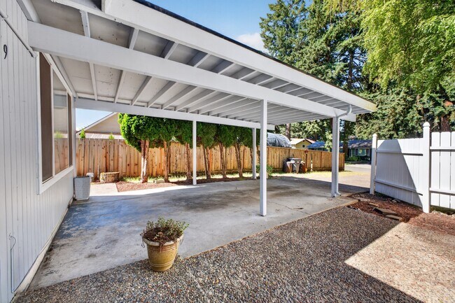 Building Photo - Newly Renovated 2 Bedroom / 1 Bathroom Duplex in Lakewood