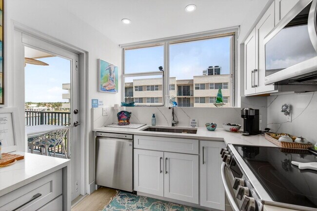 Building Photo - 1236 Hillsboro Mile