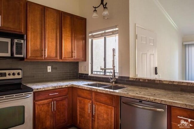 Building Photo - Beautiful 2-Bedroom Condo in Gated Saddleb...
