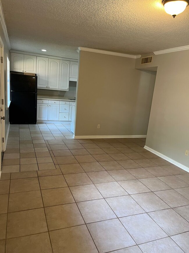 Building Photo - 2 Bed 1 Bath Condo with Utilities Included!