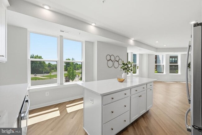 Building Photo - 43830 Middleway Ter