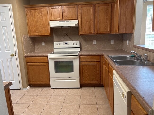 Building Photo - 4402 Golden Gate Dr