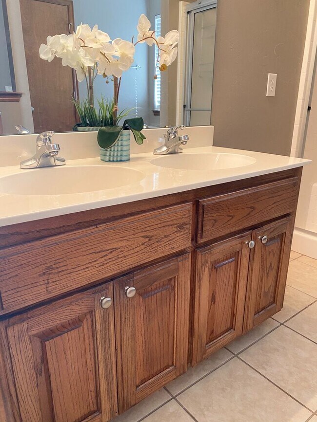Building Photo - Beautiful 3 bed, 2 bath Home in East Moore with Bonus Room!