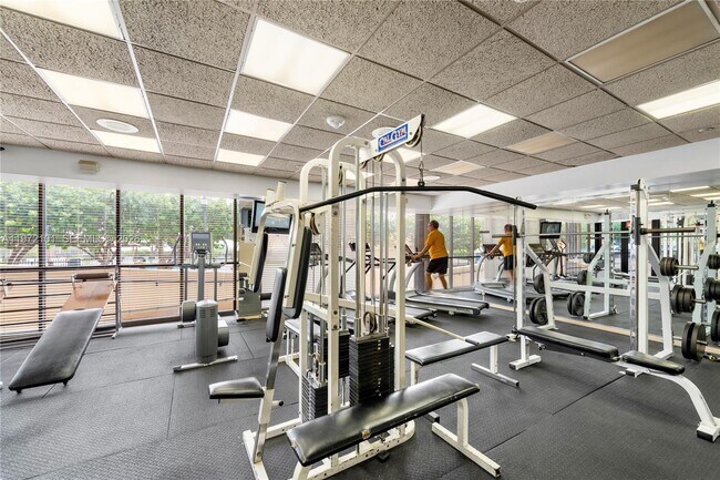 Building Photo - 2555 Collins Ave