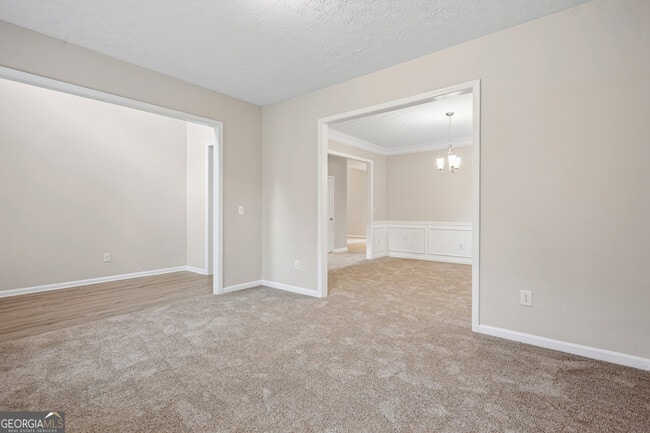 Building Photo - 2040 Village Green Dr