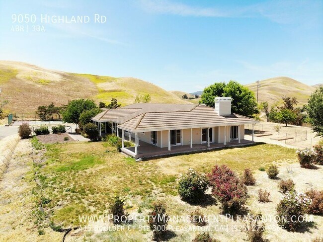 Building Photo - Unique 4 Bed / 3 Bath 3,484 Sq Ft Home off...