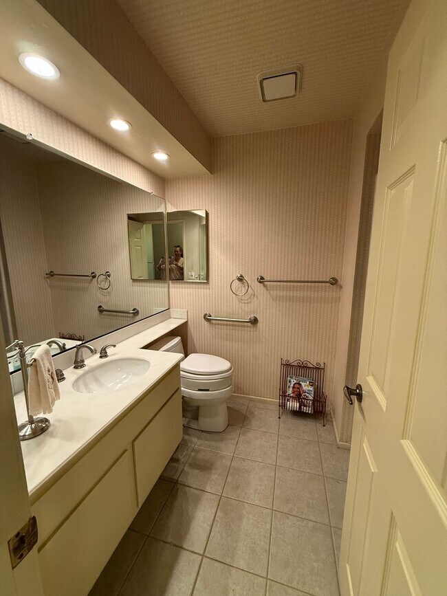 Building Photo - First time rental in a terrific East Simi Valley neighborhood.