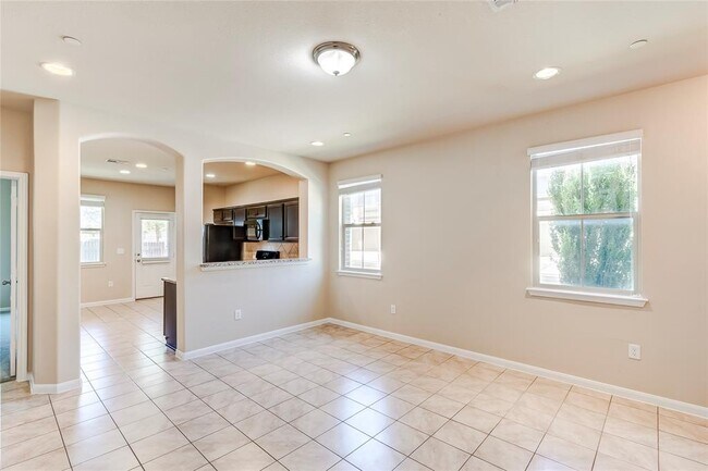 Building Photo - 2880 Donnell Dr