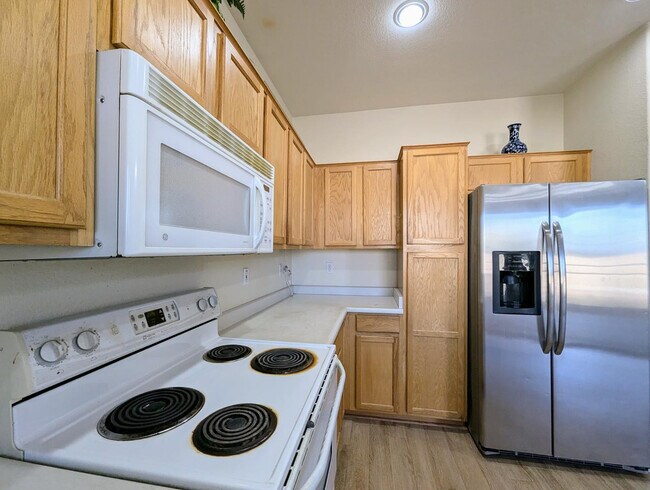 Building Photo - 5770 W Golden Ln