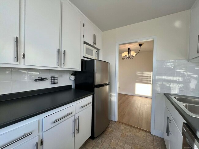 Building Photo - 30 Glenbrook Rd