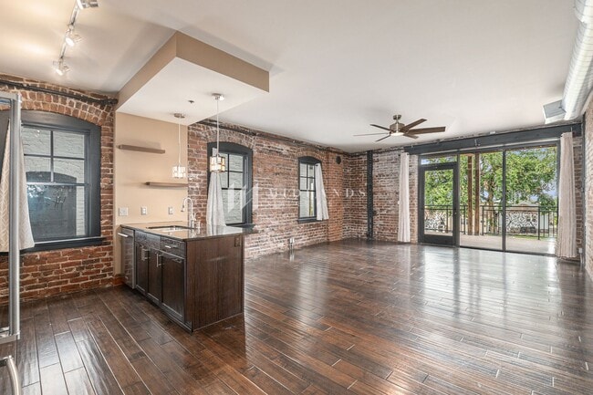 Building Photo - Stunning Downtown Condo