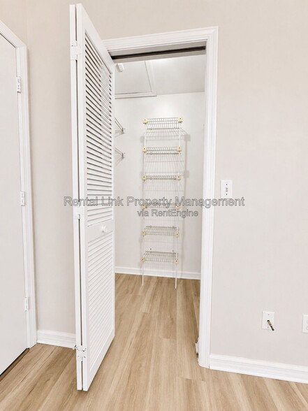 Building Photo - 320 SW 3rd Pl