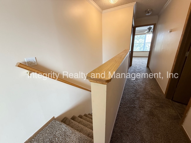 Building Photo - 2088 Oakcrest Cir