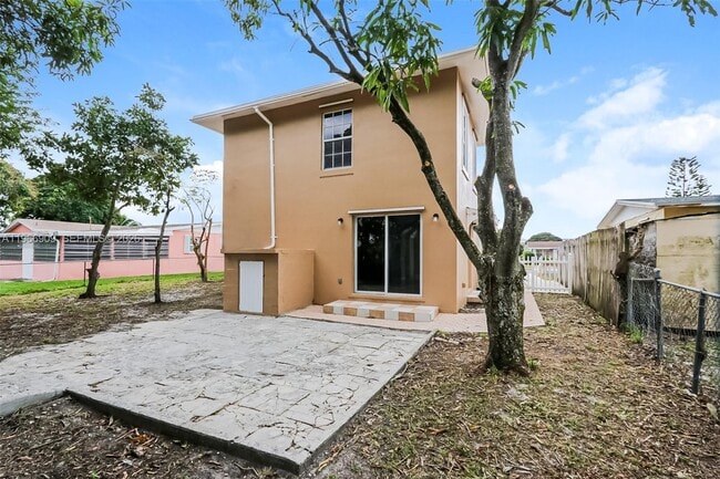 Building Photo - 1443 7th St