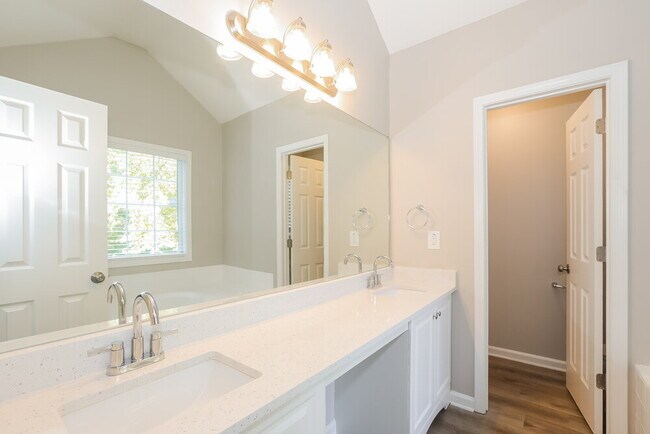 Building Photo - 2994 Raintree Dr SE