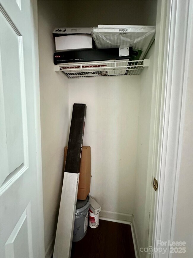 Building Photo - 718 W Trade St