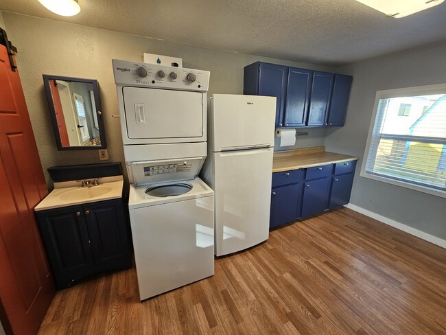 Building Photo - 2-Bedroom, 1-bathroom Home with Utilities,...