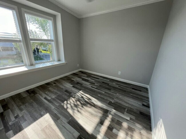 Building Photo - 813 Avanti Way Blvd