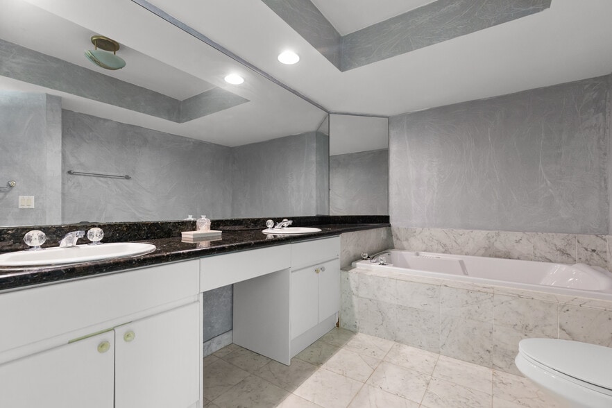 Building Photo - 16400 Collins Ave