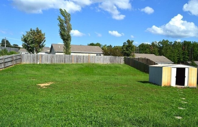 Building Photo - Fenced in home!