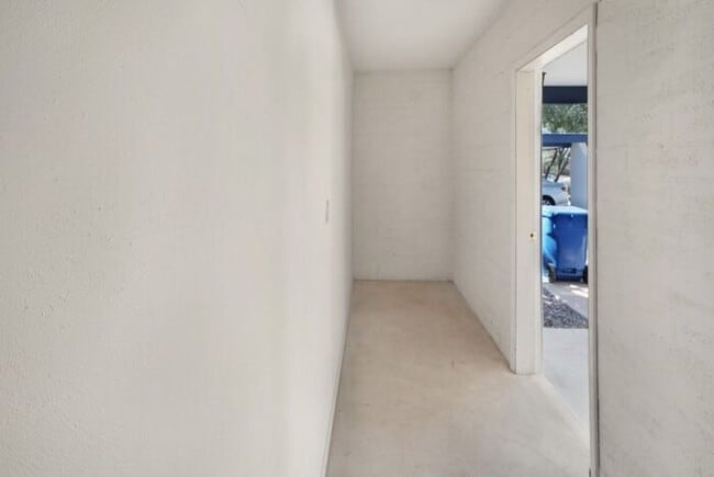 Building Photo - Pending/Rented – Pet-Friendly 2 Bedroom Ho...