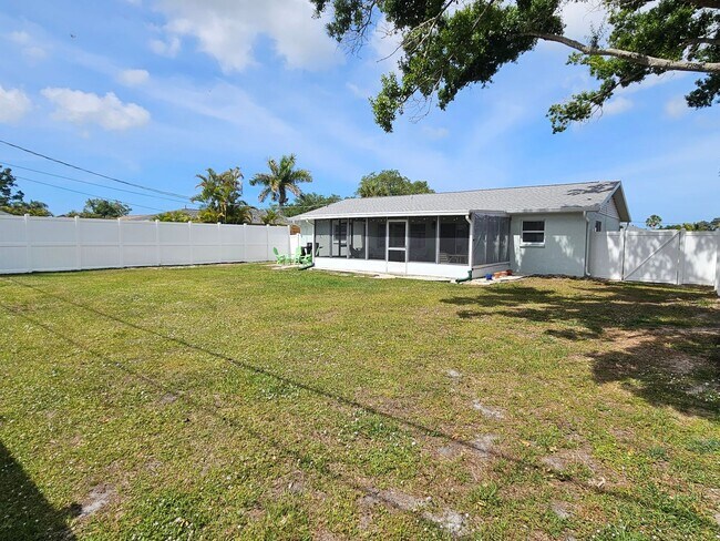 Building Photo - 426 Pineview Dr