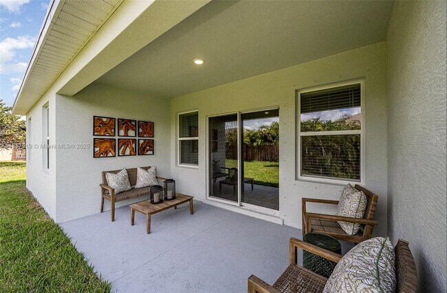 Building Photo - 1314 SW Hebner Ave