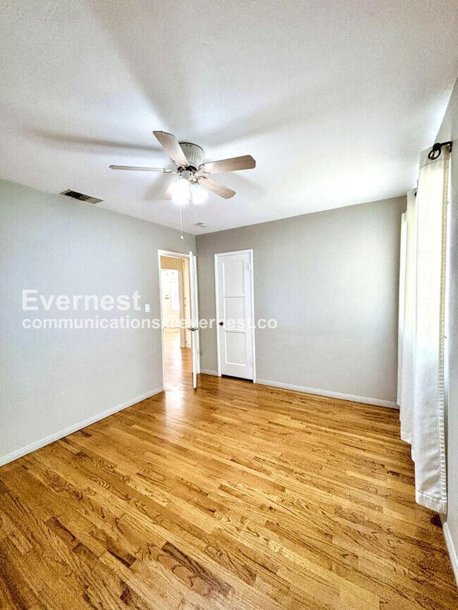 Building Photo - 3 Bed/2 Bath Home with Garage / Vouchers A...