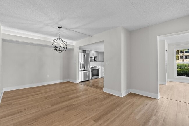 Building Photo - 4780 Cove Cir