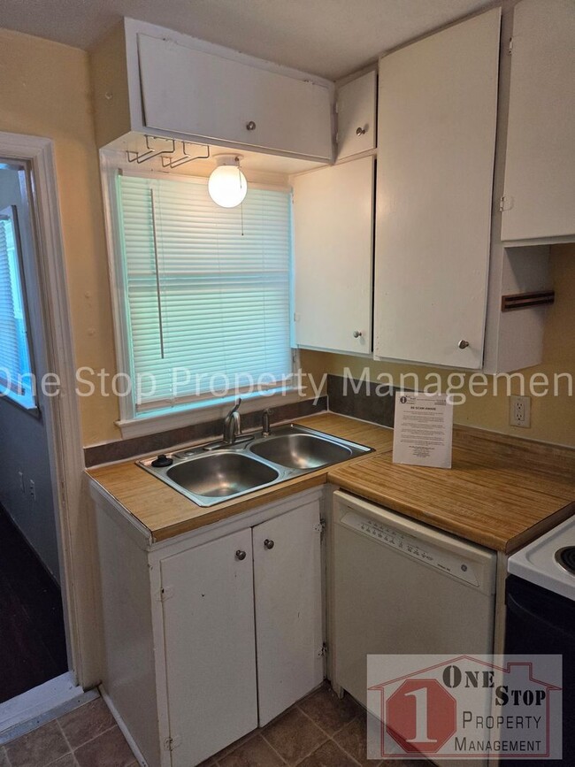 Building Photo - Beautiful 1 Bedroom 1 Bathroom Home in Raytown!