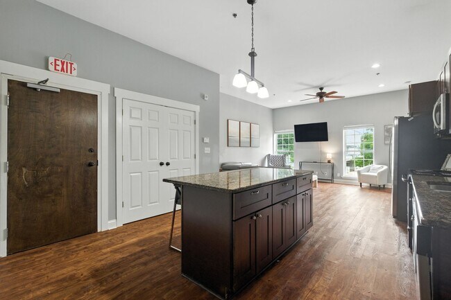 Building Photo - North Thomas 472-492