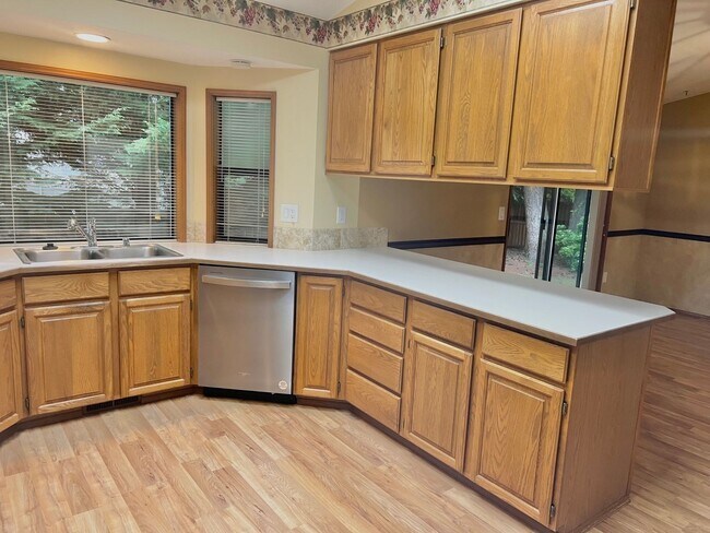 Building Photo - Charming Rambler 3-Bed/2-Bath Available Now!