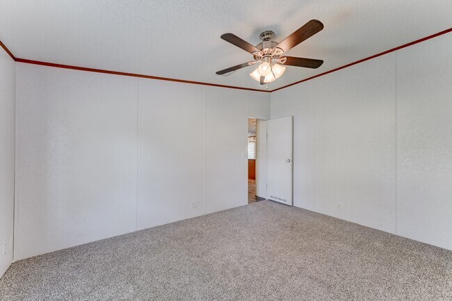 Building Photo - 418 County Rd 643