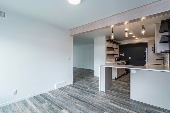 Building Photo - 2124 Pauline Blvd