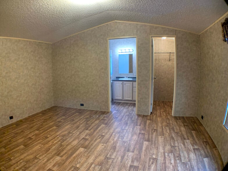 Building Photo - 4842 SW Topeka Blvd