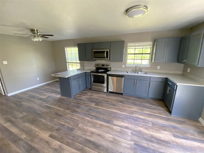 Building Photo - 1502 Daffan Ave