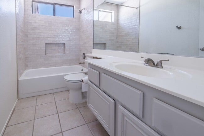 Building Photo - Newly Refreshed 4 Bedroom Home
