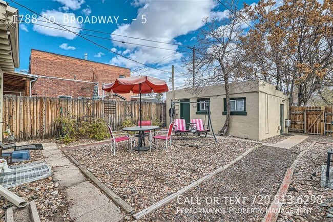 Building Photo - Perfect, Cozy on S Broadway Available for ...