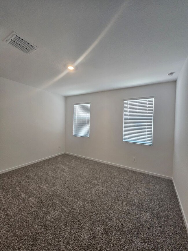 Building Photo - Beautiful new build w mountain views