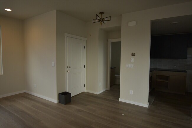 Building Photo - 10202 Spry St