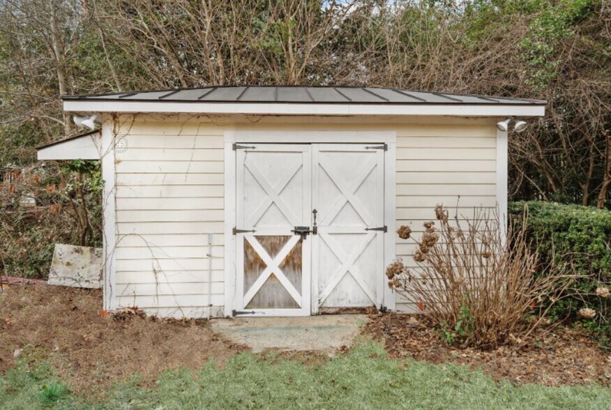 Building Photo - 2050 Midland Rd